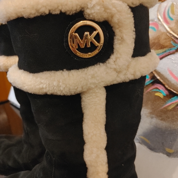 Michael Kors Black Shearing boots - Picture 2 of 10